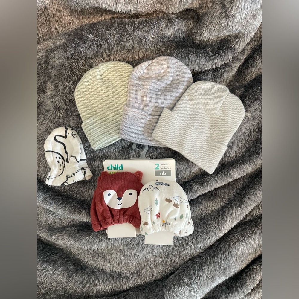 NEWBORN BABY ACESSORIES. 3 baby beanies- 3 pairs of mittens (2 in package)